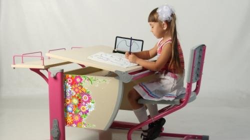 Универсальные столы-трансформеры для сохранения осанки ребенка